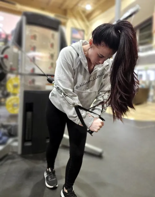 Thumbnail Gym Distractions: Ponytails Creating Sensual Vibes