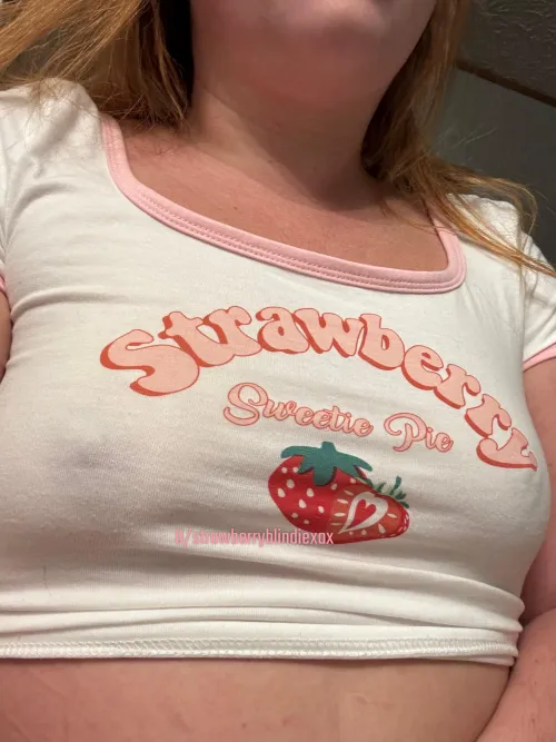 Thumbnail StrawberryBlondiexox Talks About the Best Time to Enjoy Braless Strawberries