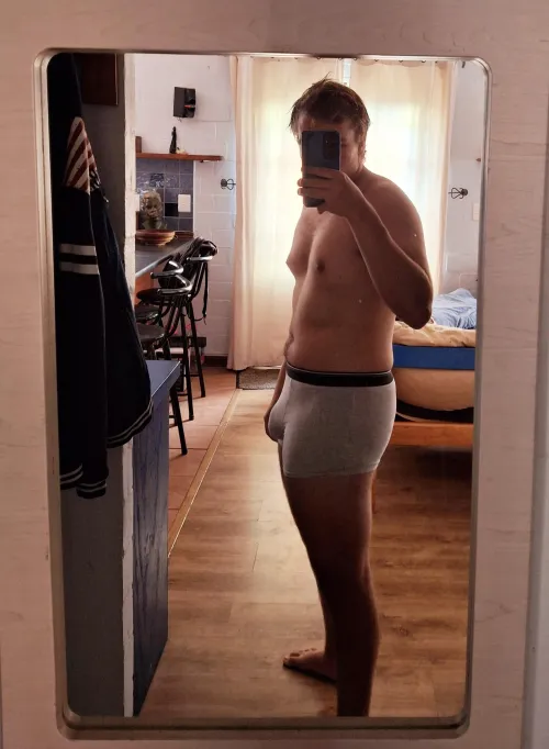 Thumbnail A Fresh Look in Bulges: A 19-year-old Straight's Post-Shower Glow