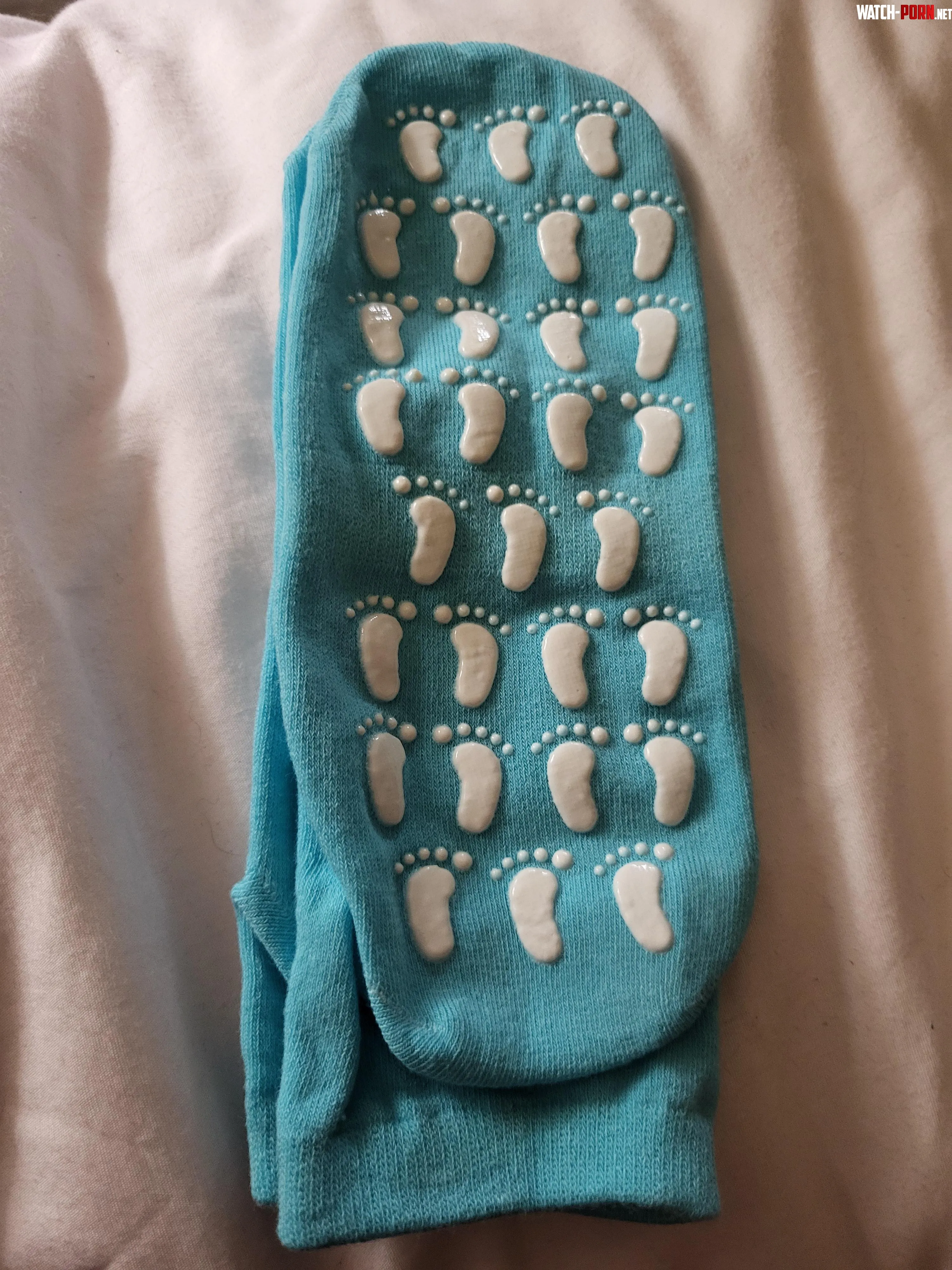 Anyone know if there are grippy socks like this but actual paw pads I desperately want some and idk if they make basically fursuit grippy socks by RoseOfTheNight4444