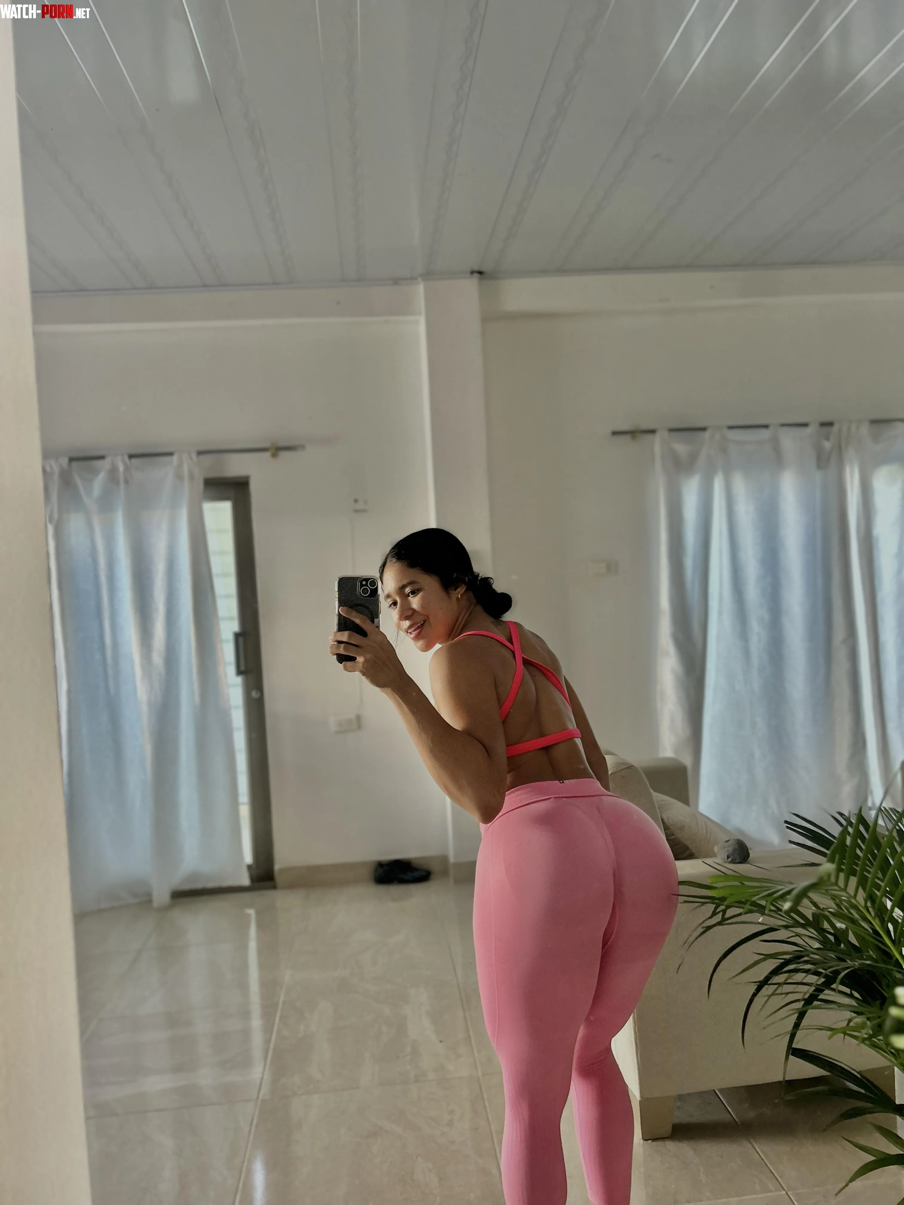 Do you like me pink yogapants today by maggiemarina