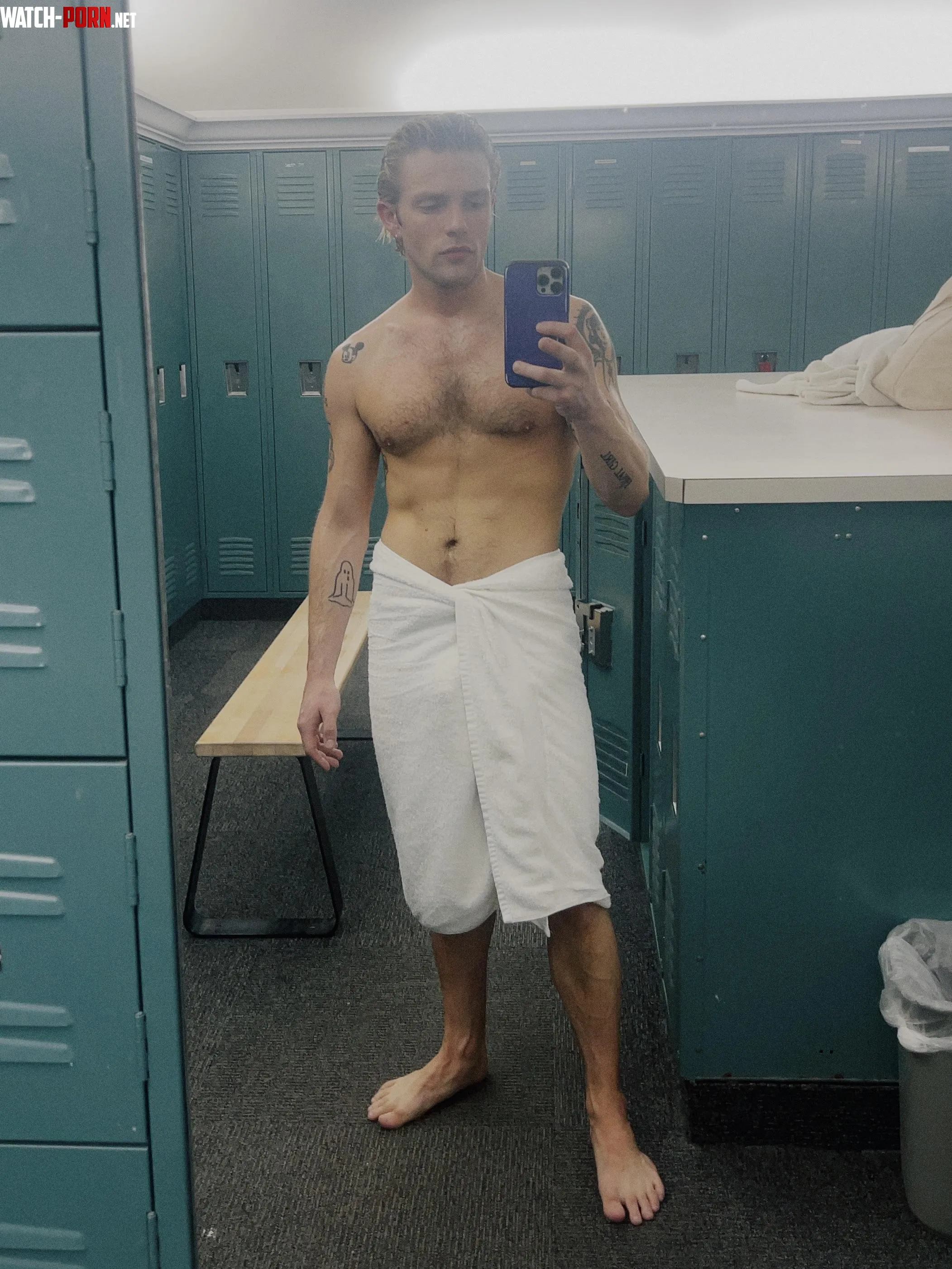 Love showing off in the locker room by pinkorangered_