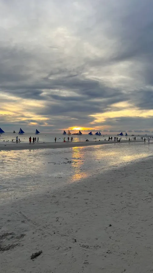 Thumbnail a cloudy sunset in boracay island philippines by Itchy-Yard-7800