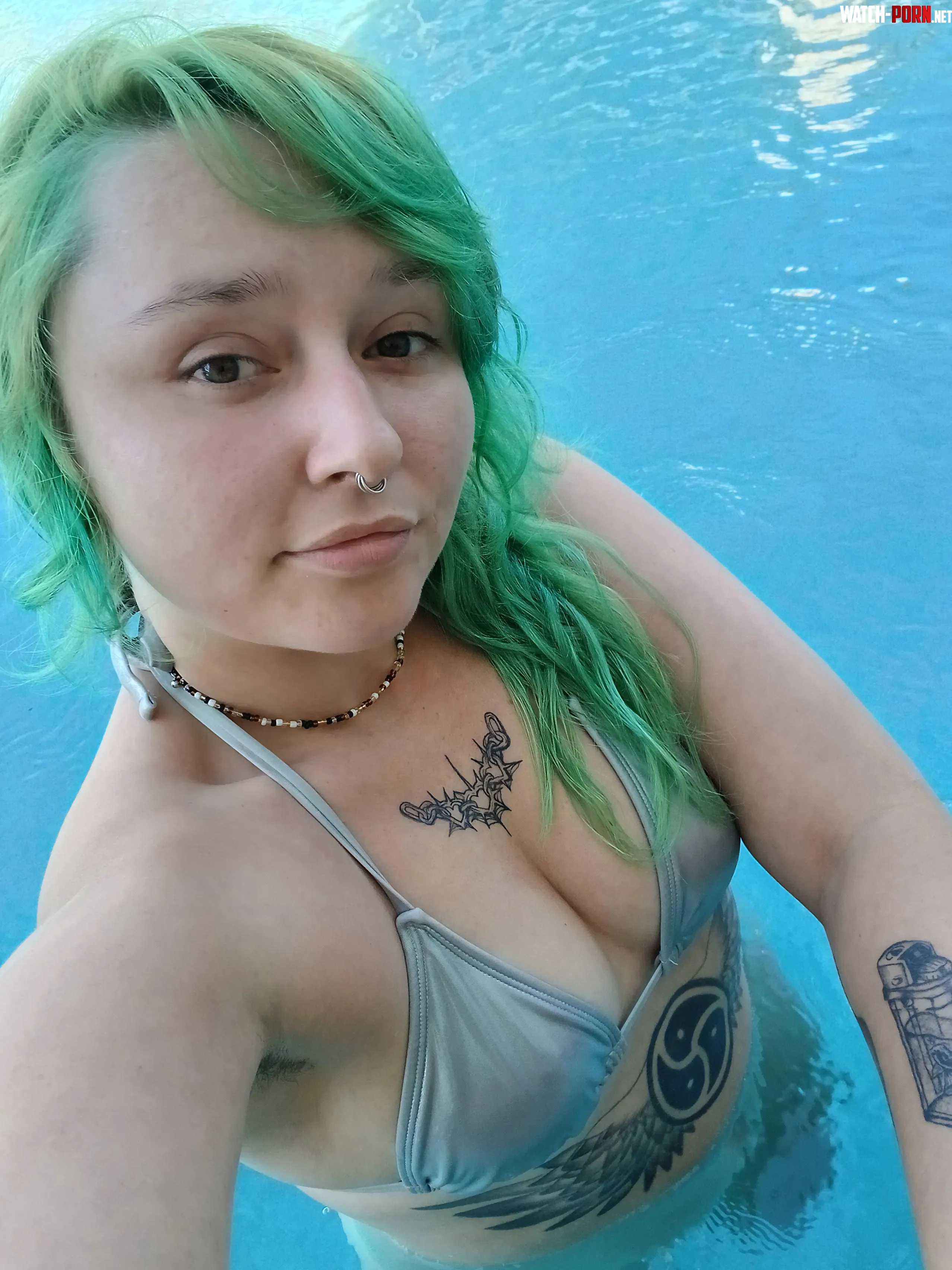 Come hang with me in the pool by notlunaraesage