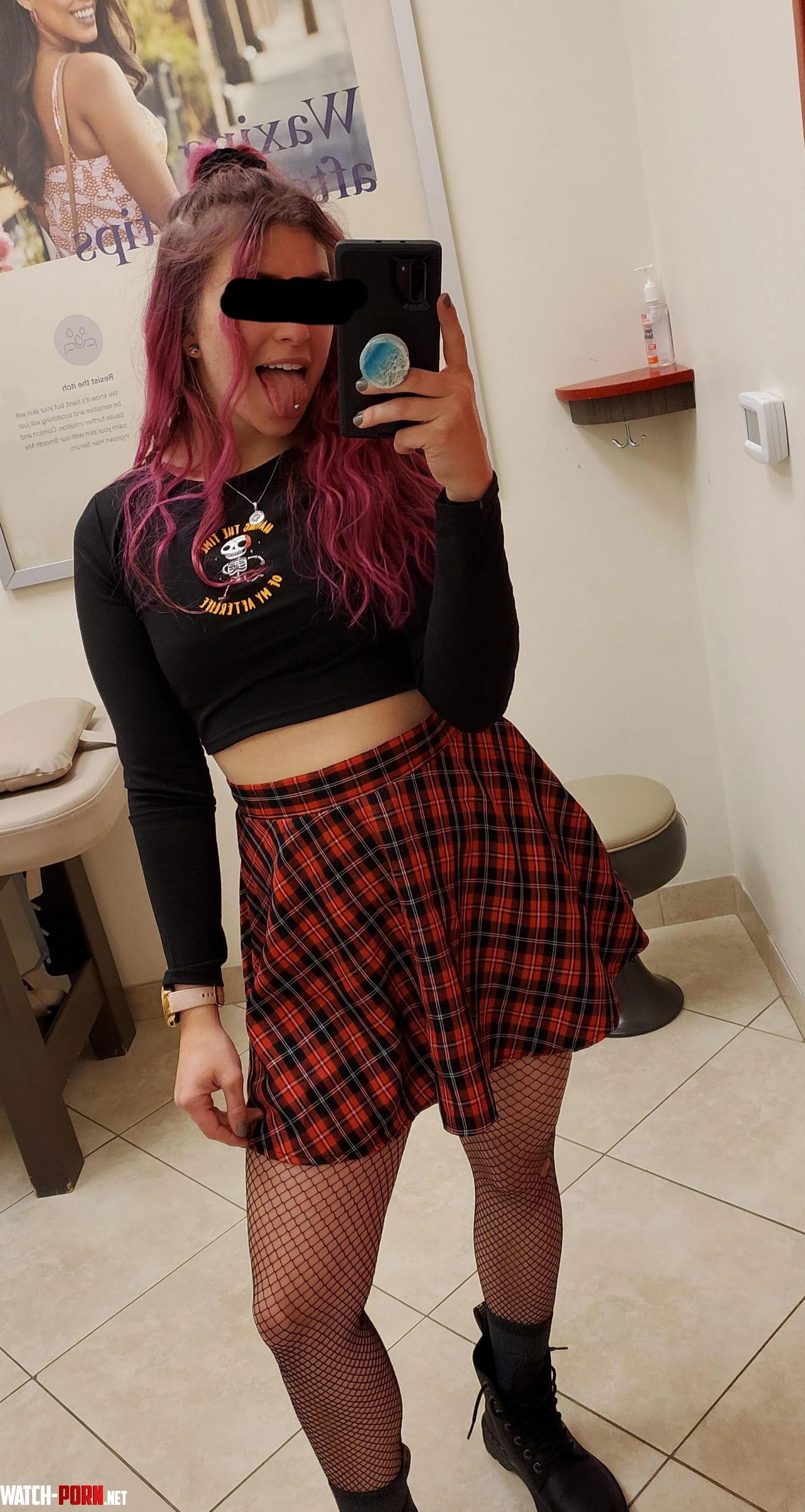 I love short skirts and crop tops by beautynbooty304