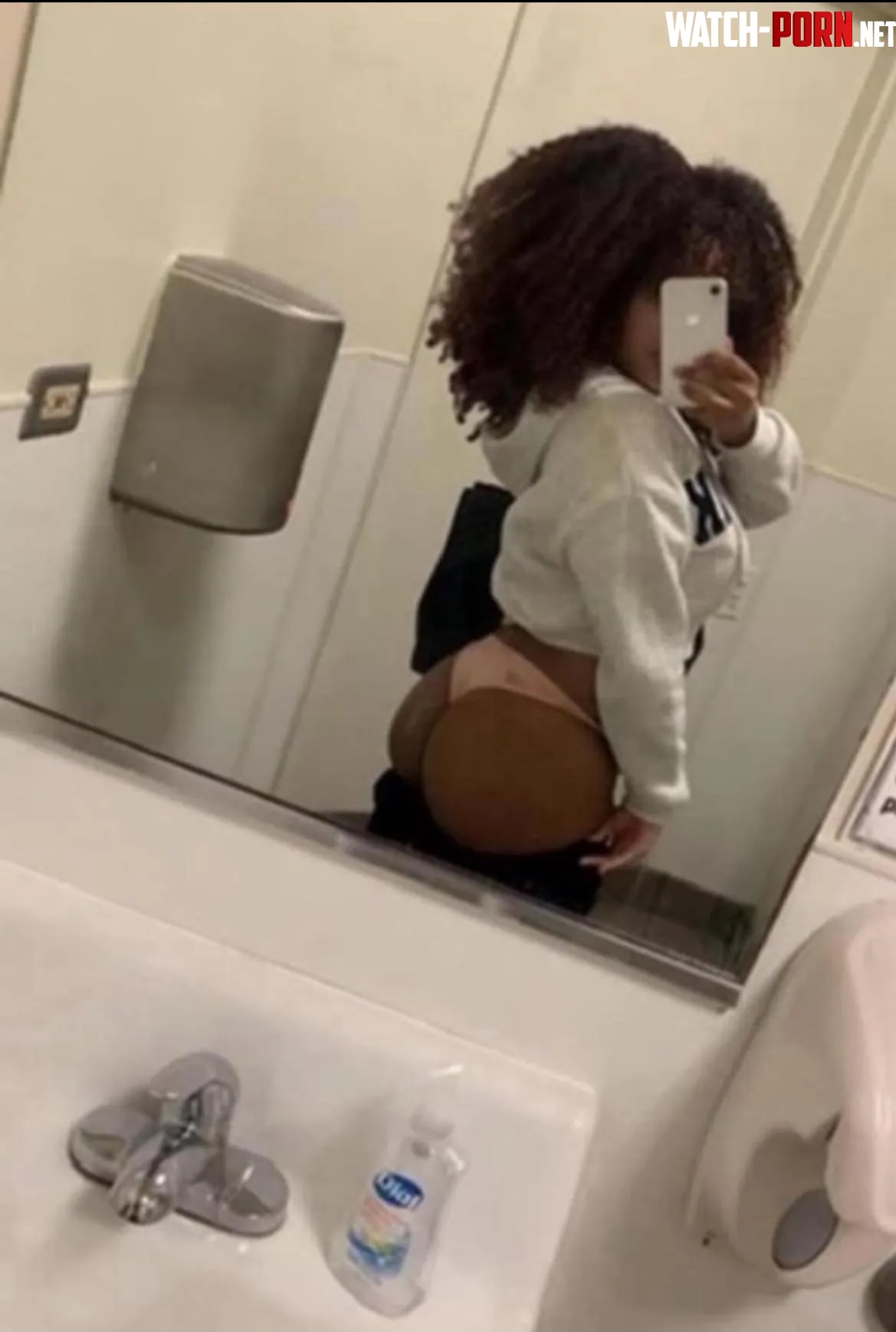 I love taking ass pics for white men by ilikesourpatches