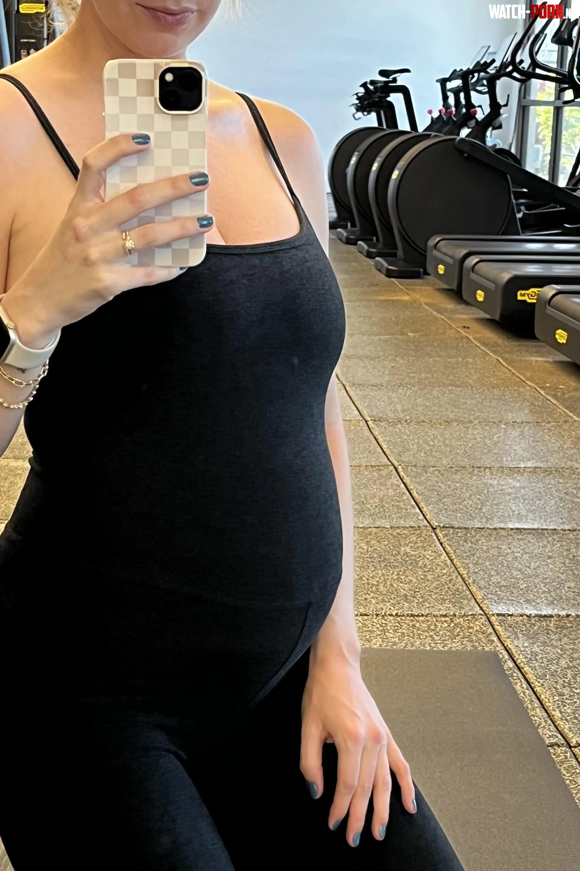 30 weeks pregnant and still at the gym by Mommys-leaks